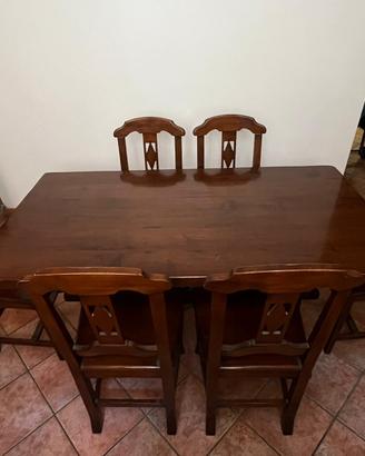 Tavolo in legno massiccio e 6 sedie