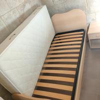 Letto singolo con comodino