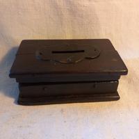 Elemosiniere in legno antico.