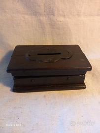 Elemosiniere in legno antico.