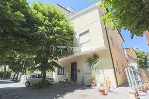 AMPIA SOLUZIONE SEMINDIPENDENTE A GABICCE MARE
