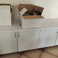 Mobile basso con ante