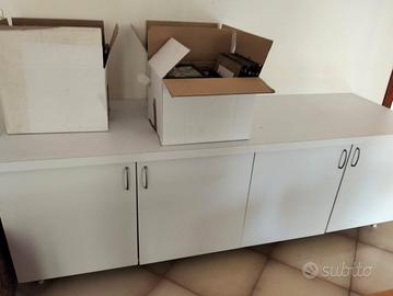 Mobile basso con ante