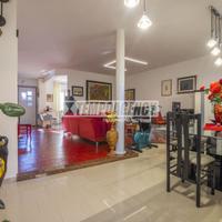 Villetta a schiera di testa con corte privata e ga