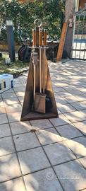 attrezzi caminetto con finitura in legno