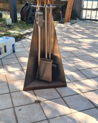 attrezzi caminetto con finitura in legno