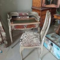 Piccolo scrittoio in legno massello decorato a man