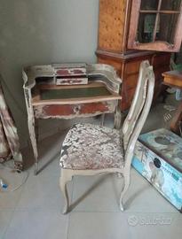 Piccolo scrittoio in legno massello decorato a man