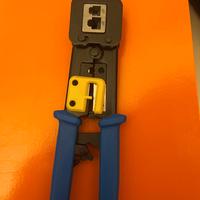 pinza crimpatrice per connettori di rete.