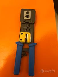 pinza crimpatrice per connettori di rete.