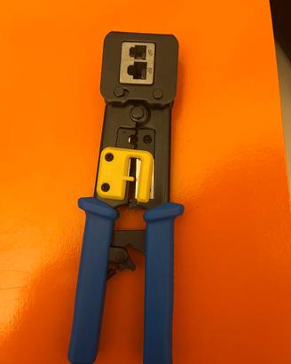 pinza crimpatrice per connettori di rete.