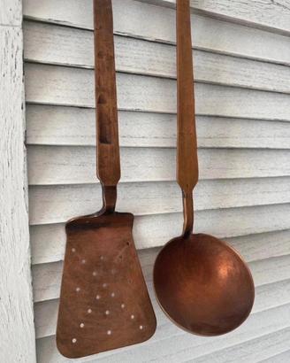 Utensili da cucina in rame decorativi artigianali