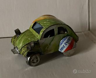 Modellino Citroen 2CV fatto con ritagli di lattina
