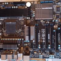 Scheda madre GIGABYTE 990FXA UD3