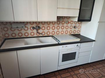 CUCINA - ARMADI - TAVOLO E SEDIE