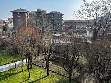 BILOCALE PIANO ALTO CON BALCONATA ABITABILE