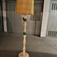 Luce a piantana in legno