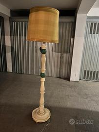 Luce a piantana in legno