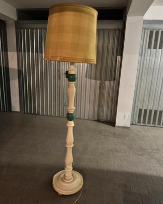 Luce a piantana in legno