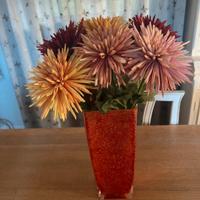 Vaso rettangolare in vetro con fiori artificiali