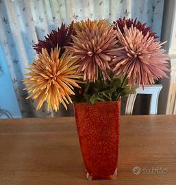 Vaso rettangolare in vetro con fiori artificiali