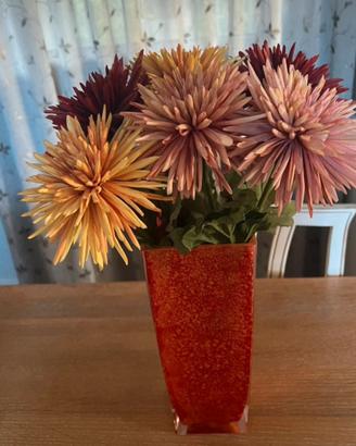 Vaso rettangolare in vetro con fiori artificiali