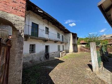 Casa indipendente di 250 m² con più di 5 locali a 
