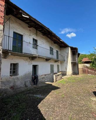 Casa indipendente di 250 m² con più di 5 locali a 