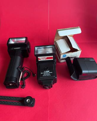 Diversi flash fotografici funzionanti