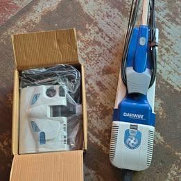 Aspirapolvere professionale con accessori.