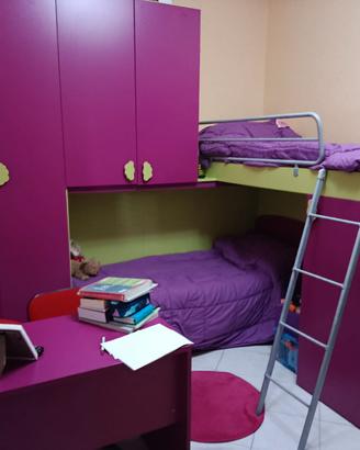 Cameretta angolare con soppalco, completa di tutto