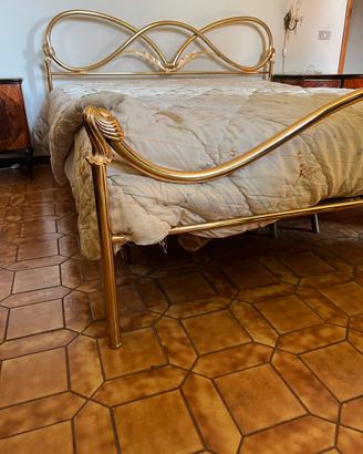 Letto in bagno oro