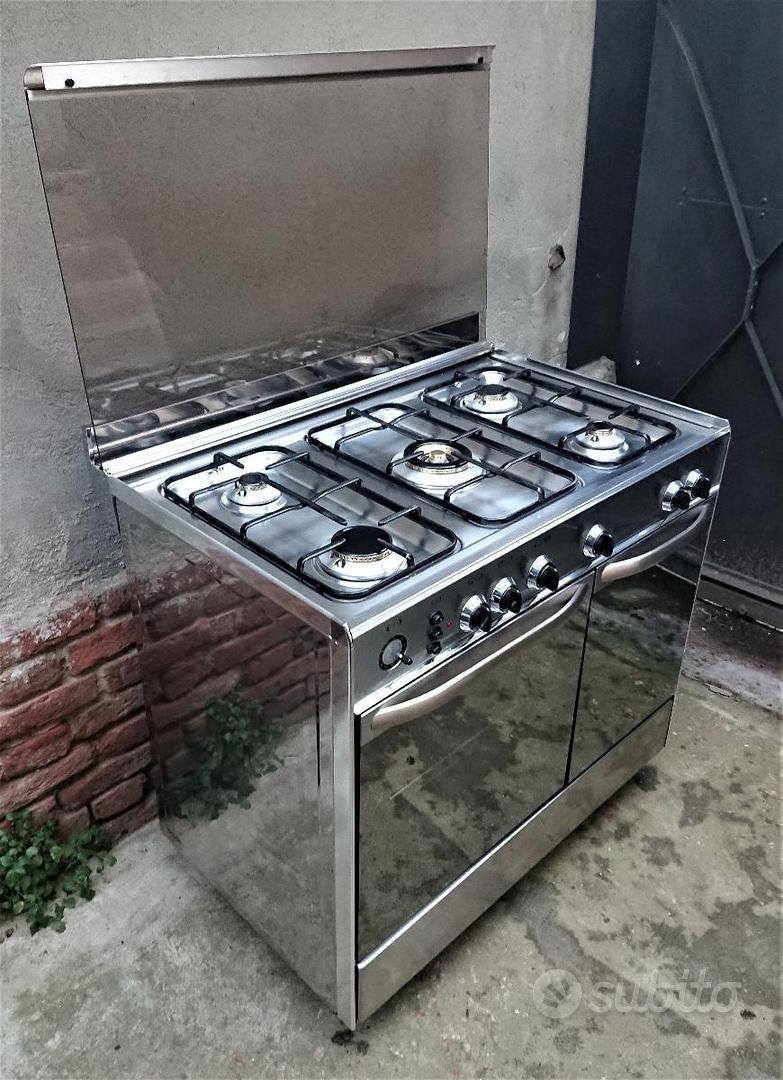 Cucina con 4 fuochi e forno con bombola a gas marca Tecnogas