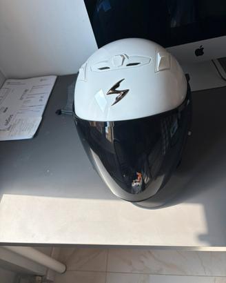 Casco Jet Scorpion con visiera oscurata