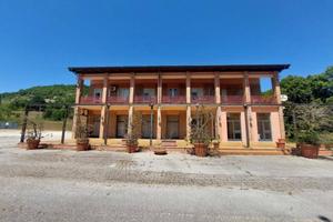 Locale commerciale a 15 minuti da Foligno.