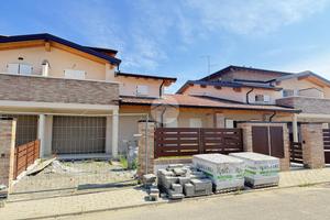 VILLA A SCHIERA CENTRALE A MONTECHIARUGOLO