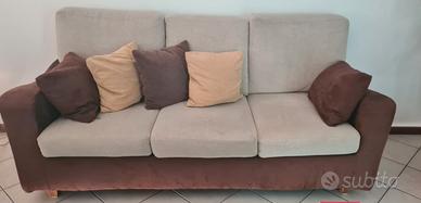 coppia di divani. Uno tre sedute e uno due sedute