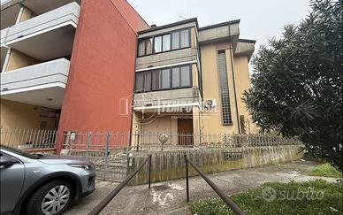 Terra-cielo di testa con corte privata e garage