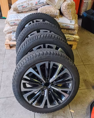 SET Cerchi 18 Yaris cross con pneumatici invernali