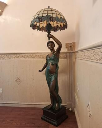 Lampada scultura in bronzo e stile Tiffany -