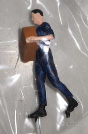 FIGURA MAGAZZINIERE 1/64 CON SCATOLA PER DIORAMA