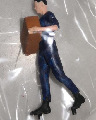 FIGURA MAGAZZINIERE 1/64 CON SCATOLA PER DIORAMA