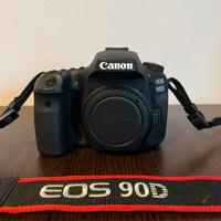 Canon EOS 90D con due batterie