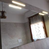 Specchio grande bagnio con la luce