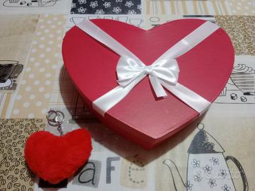 Portachiavi e scatola a forma di cuore