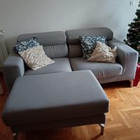Divano grigio con pouf