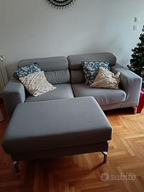 Divano grigio con pouf