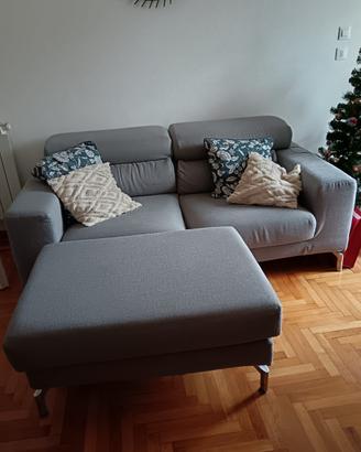 Divano grigio con pouf