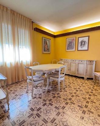 Casa indipendente di 245 m² con più di 5 locali e 