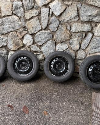 Cerchi in ferro con gomma invernale